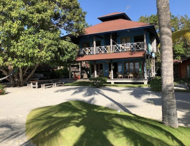 Blue Mango tropical beachfront villa with ocean views and terrace in Río Hato, Panama by Bannaba Stays