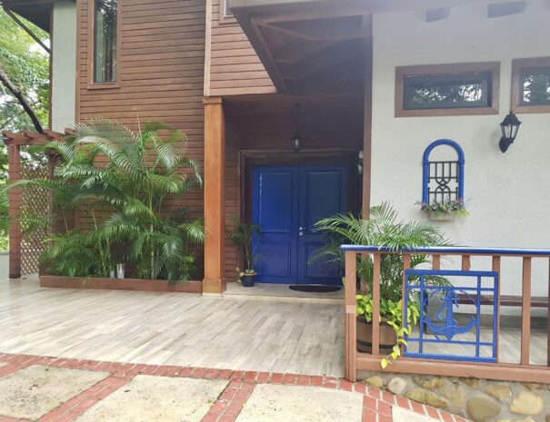 Private beachfront villa with ocean views and wraparound terrace on Saboga Island, Panama by Bannaba Stays (22)