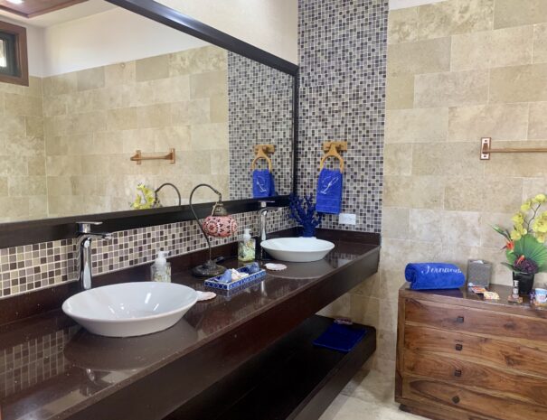 Private beachfront villa with ocean views and wraparound terrace on Saboga Island, Panama by Bannaba Stays (22)