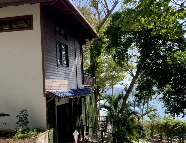 Private beachfront villa with ocean views and wraparound terrace on Saboga Island, Panama by Bannaba Stays (22)