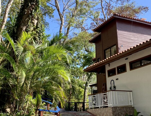 Private beachfront villa with ocean views and wraparound terrace on Saboga Island, Panama by Bannaba Stays (22)