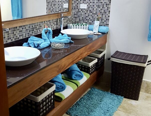 Private beachfront villa with ocean views and wraparound terrace on Saboga Island, Panama by Bannaba Stays (22)