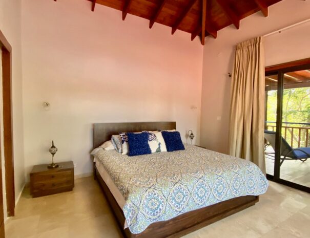 Private beachfront villa with ocean views and wraparound terrace on Saboga Island, Panama by Bannaba Stays (22)