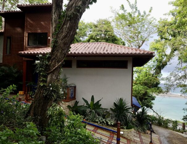 Private beachfront villa with ocean views and wraparound terrace on Saboga Island, Panama by Bannaba Stays (22)